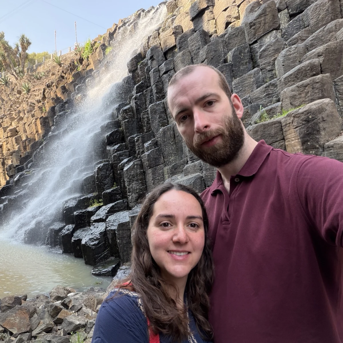 Sander en Lourdes samen bij een waterval